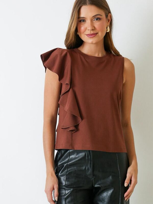 Blusa marrom regata com detalhe babado em um ombro e busto totalmente fechado.