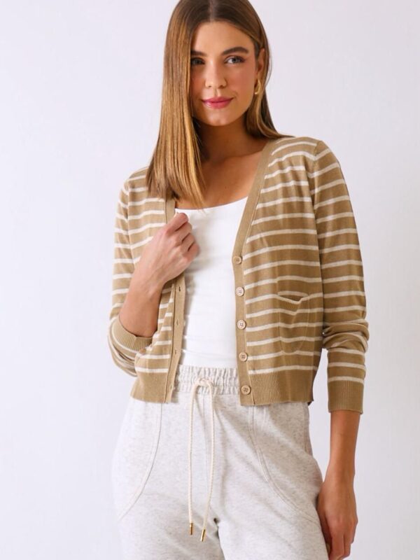 Cardigan bege com listras brancas. Forma flexível de manga longa com botões e decote em V.