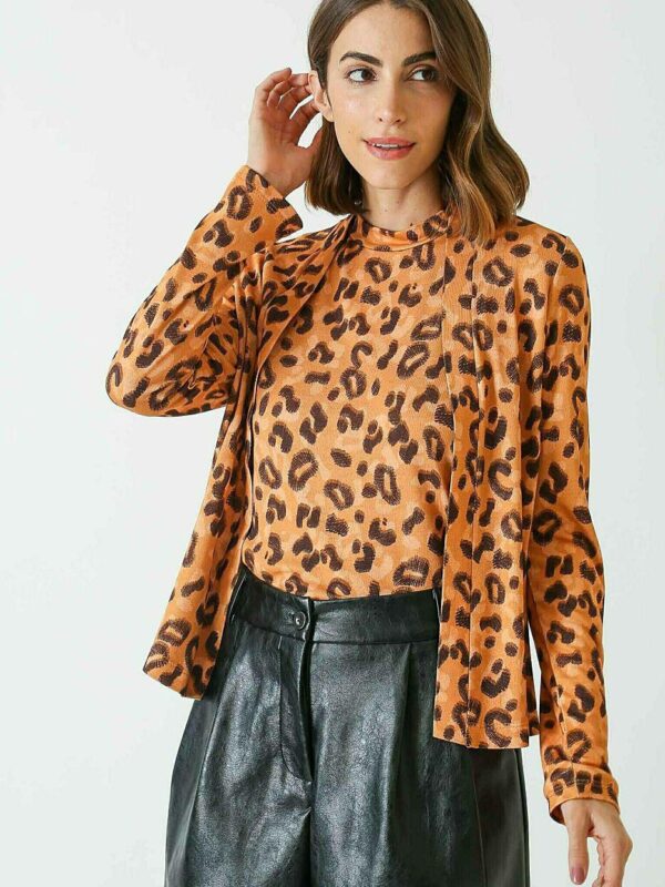 Blusa manga longa animal print imitando onça. Formato de duas peças com uma jaqueta fluida por cima e uma blusa longa por baixo. Busto totalmente fechado.