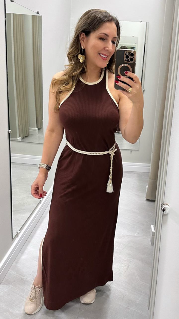 Vestido longo marrom canelado com cinto branco estilo corda