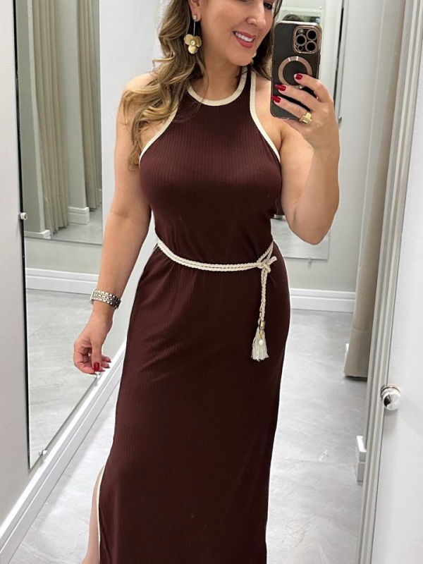 Vestido longo marrom canelado com cinto branco estilo corda