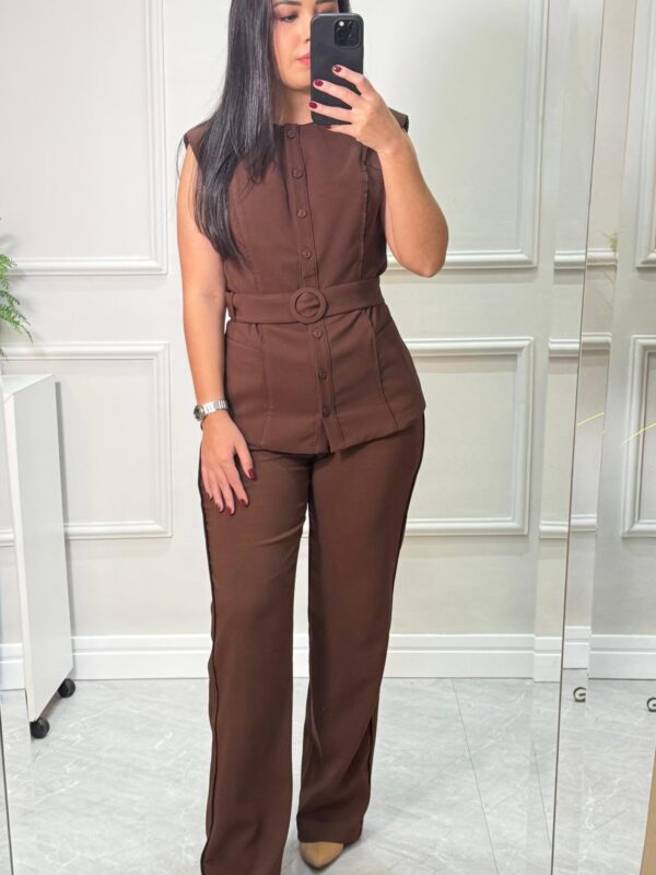 Conjunto social marrom composto de blusa alfaiataria regata acinturada e calça justa pantalona comprida.