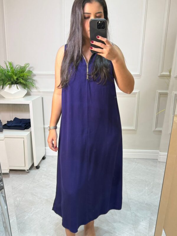 Vestido MIDI azul marinho com comprimento até o meio da panturrilha. Forma solta e leve estilo regata e com zíper no decote.